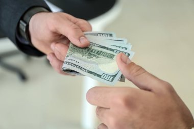 Ofiste adamdan rüşvet almakla iş adamı. Yolsuzluk kavramı