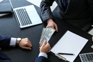 İşadamı ofisindeki rüşvet veren adam. Yolsuzluk kavramı