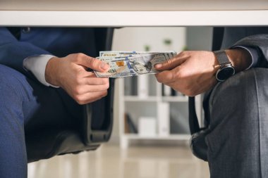 İki işadamları ile office rüşvetle. Yolsuzluk kavramı