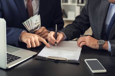 İşadamı ofisindeki rüşvet veren adam. Yolsuzluk kavramı