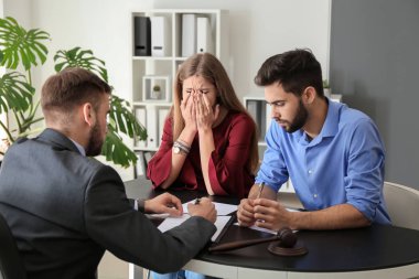 Mutsuz genç çift ziyaret boşanma avukatı Office