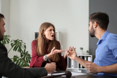 Ofiste genç duygusal çift ziyaret boşanma avukatı