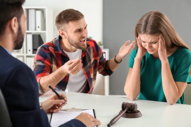 Ofiste genç duygusal çift ziyaret boşanma avukatı