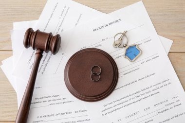 Boşanma, Yargıç tokmak ve masada evinden anahtarı kararname ile çalar. Evlilik mülkiyet bölünme kavramı