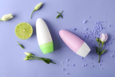 Renk arka plan üzerinde farklı deodorantlar