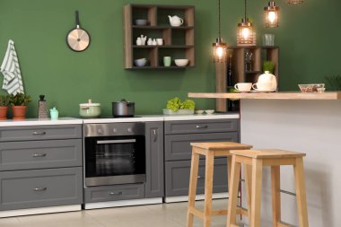 Modern mutfağın iç mimarisi.