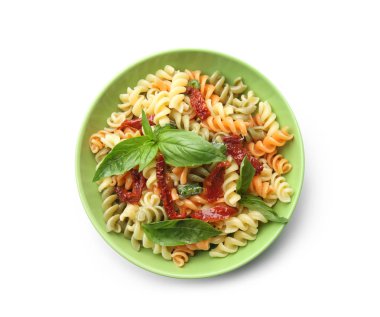 Beyaz zemin üzerinde lezzetli makarna ile tabak