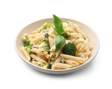 Beyaz zemin üzerinde lezzetli makarna ile tabak