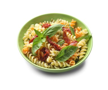 Beyaz zemin üzerinde lezzetli makarna ile tabak