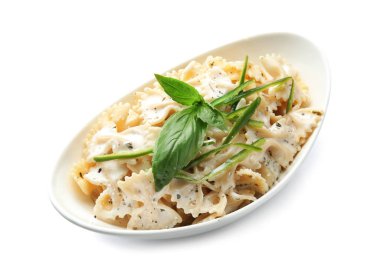 Beyaz zemin üzerinde lezzetli makarna ile tabak