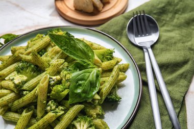 Masada lezzetli soslu makarna tabağı.