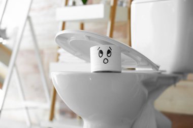 Rulo kağıt klozet koltuk altında komik çizilmiş yüz