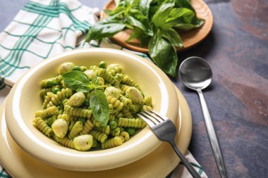 Plaka gri masada lezzetli pesto makarna ile