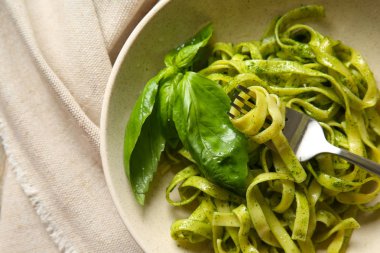 Masada lezzetli soslu makarna tabağı.
