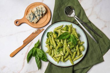 Plaka ile lezzetli pesto makarna üzerine masa lambası
