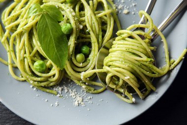 Plaka, closeup lezzetli pesto makarna