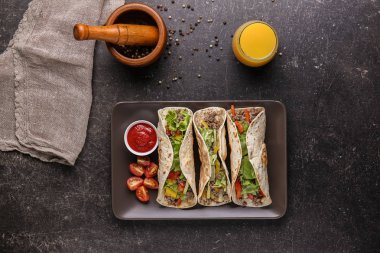 Grunge zemin üzerine lezzetli tacos ile kompozisyon