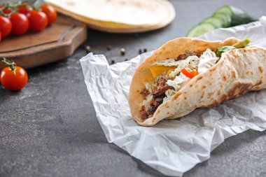 Gri masada lezzetli taco