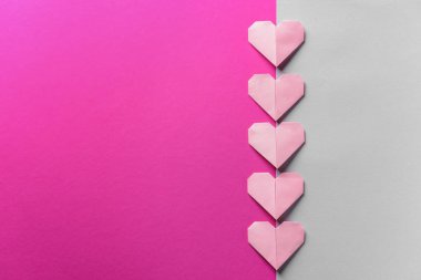 Renkli arkaplanda Origami kalpleri