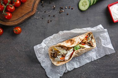 Gri masada lezzetli taco
