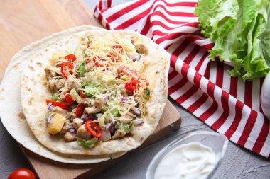 Gri masada soslu lezzetli taco