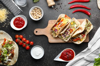 Karanlık masada soslar ile lezzetli tacos