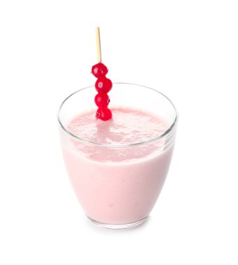 Beyaz arka planda bir bardak lezzetli milkshake.