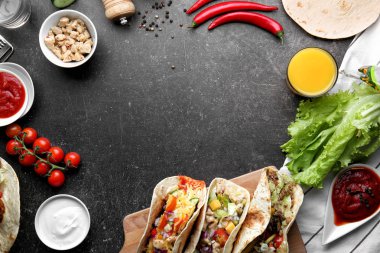 Karanlık masada soslar ile lezzetli tacos