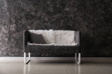Grunge duvar odadaki yakınındaki şık rahat kanepe