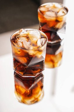 Masaya lezzetli soğuk kola bardak