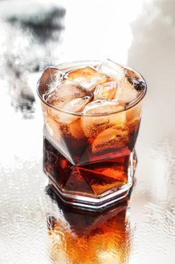 Lezzetli soğuk kola içecek ışık masada bardak