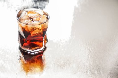 Lezzetli soğuk kola içecek ışık masada bardak