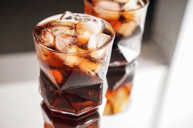 Masaya lezzetli soğuk kola bardak