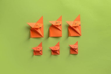 Origami tilki renk arka plan üzerinde