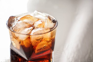 Lezzetli soğuk kola içecek ışık masada bardak