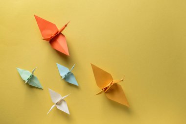 Renk arka plan üzerinde origami vinçler