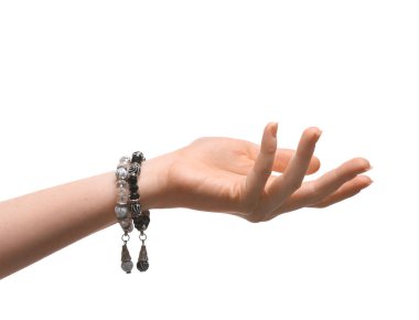 Beyaz arka plan üzerinde şık bilezik ile el