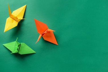 Renk arka plan üzerinde origami vinçler