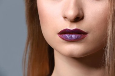 Makyaj menekşe sesleri, closeup ile genç kadın