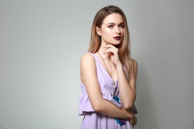 gri zemin üzerine güzel bir genç kadın