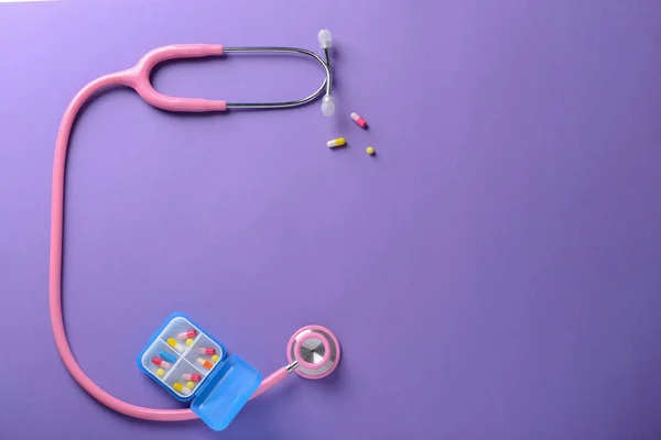 Stethoskop Und Pillen Auf Farbigem Hintergrund Gesundheitskonzept — Stockfoto