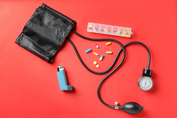 Vérnyomásmérő Gyógyszerek Háttér Színét Egészségügyi Koncepció — Stock Fotó