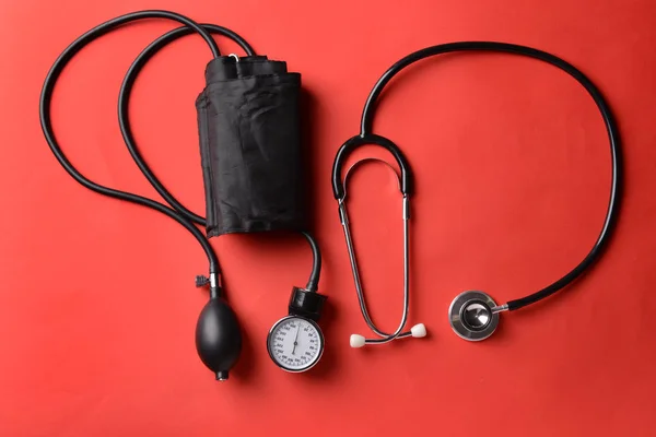 Stethoskop Und Blutdruckmessgerät Auf Farbigem Hintergrund Gesundheitskonzept — Stockfoto