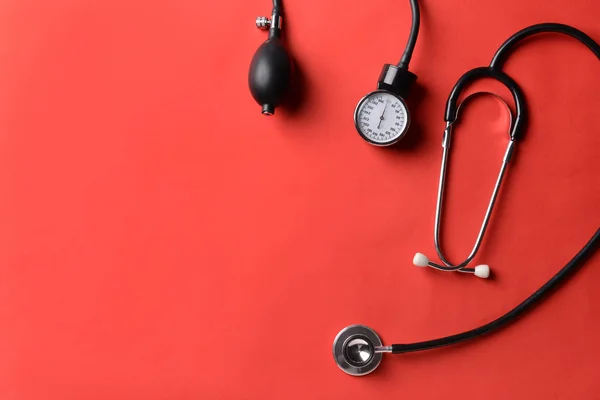 Stethoskop Und Blutdruckmessgerät Auf Farbigem Hintergrund Gesundheitskonzept — Stockfoto