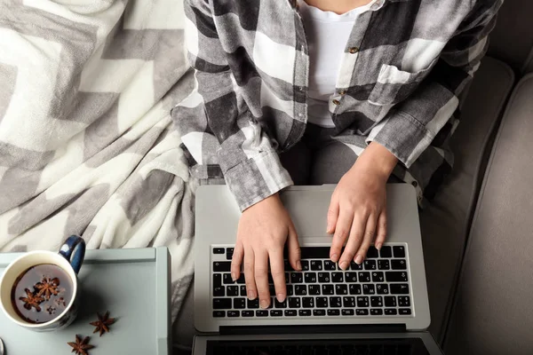 Mujer Joven Que Trabaja Ordenador Portátil Casa — Foto de Stock