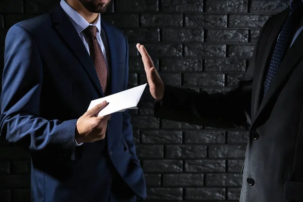 Geschäftsmann Der Sich Weigert Bestechungsgeld Auf Dunklem Backsteinhintergrund Anzunehmen Konzept — Stockfoto