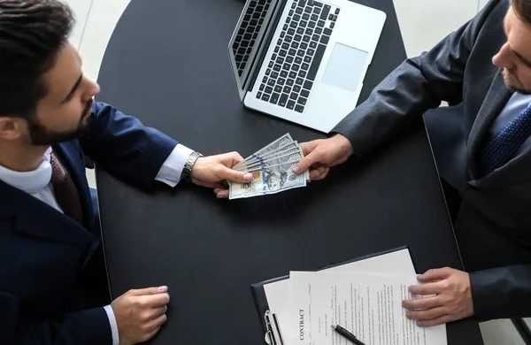 Geschäftsmann Der Bestechungsgeld Von Einem Mann Amt Angenommen Hat Konzept — Stockfoto