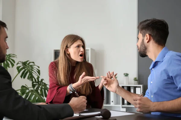 Giovane Coppia Emotiva Visita Avvocato Divorzio Ufficio — Foto Stock