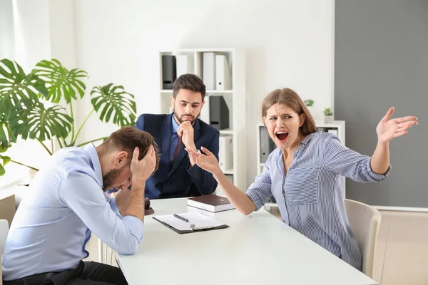 Joven Pareja Emocional Visitando Abogado Divorcio Oficina —  Fotos de Stock