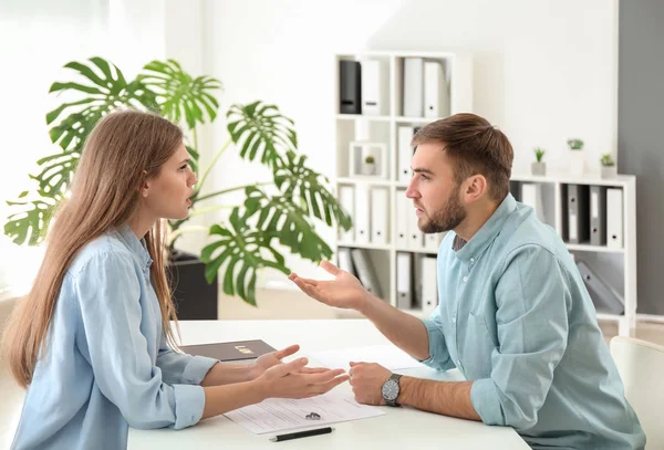 Joven Pareja Emocional Visitando Abogado Divorcio Oficina — Foto de Stock